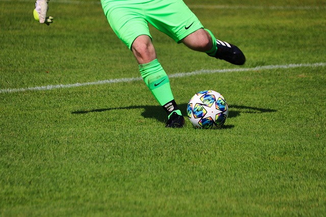 内蒙古额尔古纳初冬银装素裹，金雕翱翔雪原尽显苍穹之王风范