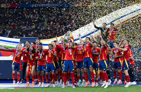 欧冠赛前穆里尼奥与两名昔日弟子重逢，并亲吻了斯内德的光头